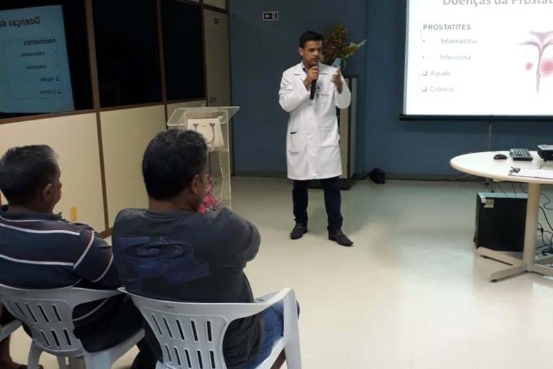 A palestra, realizada no auditório do HRPM, foi ministrada pelo diretor técnico do hospital, Cláudio Martins (foto), que tirou muitas dúvidas do público que lotou o auditório.stata, como prostatite, hipertrofia benigna da próstata ou câncer de próstata. 

FOTO: ASCOM HRPM
DATA: 20.11.2018
BRAVES - PARÁ <div class='credito_fotos'>Foto: Ascom HRPM   |   <a href='/midias/2018/originais/c6fdeb7f-2131-49b8-879f-a80b3c4aaf8a.jpg' download><i class='fa-solid fa-download'></i> Download</a></div>