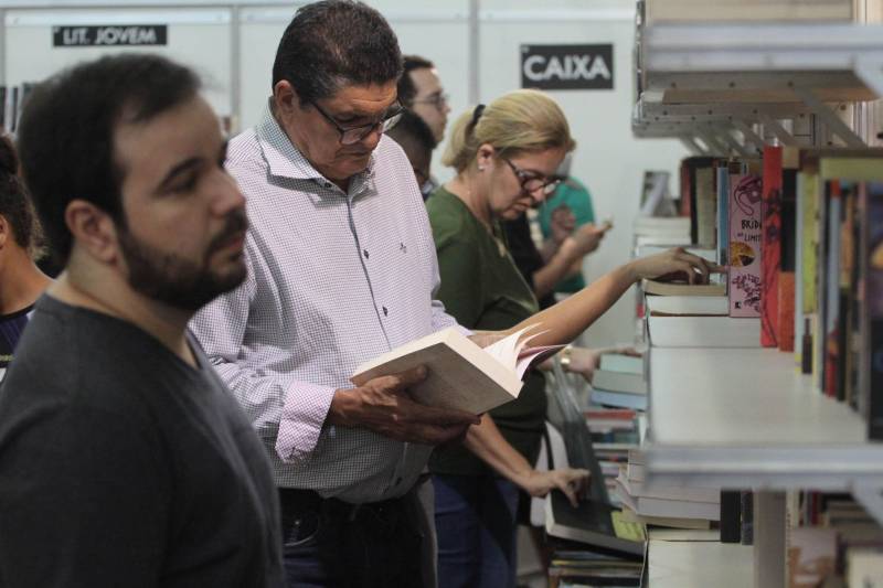 Quarto dia da  XXII Feira Pan-Amazônica do Livro, no Hangar Centro de Convenções da Amazônia, em Belém. 

 FOTO: CRISTINO MARTINS / AG. PARÁ 
DATA: 03.06.2018 
BELÉM - PARÁ <div class='credito_fotos'>Foto: Cristino Martins/Ag. Pará   |   <a href='/midias/2018/originais/c700ef2f-f842-4678-a6a6-0adbb41e5191.jpg' download><i class='fa-solid fa-download'></i> Download</a></div>