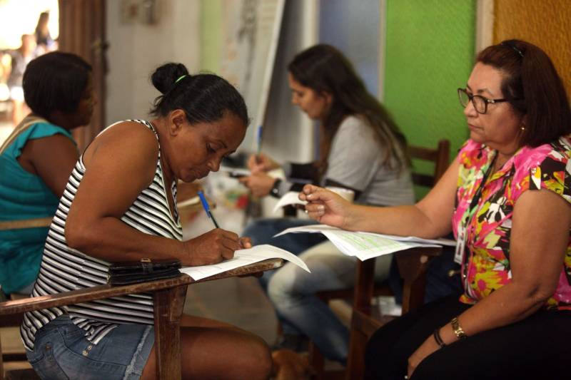 As famílias que ficaram desabrigadas em Paragominas, no sudeste paraense, após a forte enxurrada que atingiu o município na semana passada, começaram a receber nesta segunda-feira (16) o atendimento da Companhia de Habitação do Pará (Cohab). Técnicos do órgão chegaram à sede municipal e imediatamente iniciaram a visita a áreas afetadas e o cadastramento das famílias que tiveram suas casas atingidas.
FOTO: SIDNEY OLIVEIRA / AG. PARÁ
DATA: 16.04.2018
PARAGOMINAS - PARÁ <div class='credito_fotos'>Foto: Sidney Oliveira/Ag. Pará | <a href='/midias/2018/originais/c708b085-72a8-44ad-9f1b-8eaab3a6d903.jpg' download><i class='fa-solid fa-download'></i> Download</a></div>