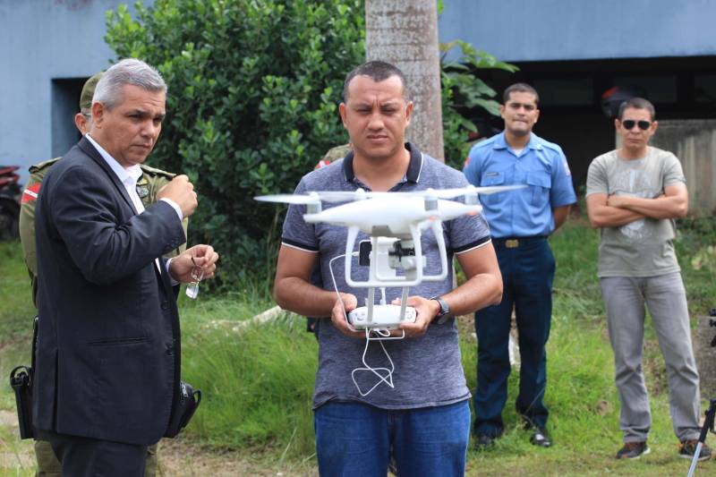 A Polícia Militar iniciou na manhã desta quarta-feira, 16, na sede do Comando Geral, em Icoaraci, o processo de habilitação ao 1º Curso de Operador de Aeronaves Remotamente Pilotadas (RPA - Remotely Piloted Aircraft), conhecidos popularmente como drones (foto), oferecido pela PM do Pará. Vinte candidatos participaram das avaliações psicológica e técnica. Na quinta-feira, 17, a previsão é de que os 23 inscritos sejam submetidos aos testes de aptidão. O resultado final das avaliações será divulgado até a próxima sexta-feira, 18. Os habilitados estarão credenciados a participar do curso previsto para o período de 21 a 25 deste mês. Na programação de hoje foram formados dois grupos, avaliados pela equipe do Centro Integrado de Psicologia e Assistência Social (Cipas). Em seguida os candidatos foram à parte prática, coordenado operacionalmente pelo cabo Antônio Donato, da Assessoria de Comunicação da PM.
FOTO: MÁCIO FERREIRA / AG. PARÁ
DATA: 16.05.2018
BELÉM - PARÁ <div class='credito_fotos'>Foto: MÁCIO FERREIRA/ AG. PARÁ | <a href='/midias/2018/originais/c71277e1-f2fb-4e01-9503-ecf34188c093.jpg' download><i class='fa-solid fa-download'></i> Download</a></div>
