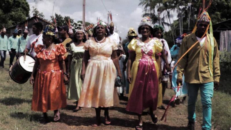 “Marambiré”, dirigido pelo diretor quilombola André dos Santos, com produção da Lamparina Filmes, será exibido nesta segunda-feira, 26, às 19h, na Casa das Artes da Fundação Cultural do Pará, pela programação do Laboratório de Produção Digital (NPD). O documentário faz um registro do Marambiré, manifestação religiosa que faz referência aos antigos reinados da África Central, e mostra a importância dessa cultura para as comunidades quilombolas paraenses. O documentário revela cada etapa do Marambiré, que existe há mais de um século e reúne hoje, na comunidade de Pacoval, na cidade paraense de Alenquer, um total de 120 famílias. A festividade dura quase um mês e é constituída por momentos de dança, música e cantoria, sempre regidos por um universo teatral, no qual estão presentes rei, rainha mestra, rainhas auxiliares, valsares, tocadores e contramestres.
FOTO: DIVULGAÇÃO
DATA: 23.02.2018
BELÉM - PARÁ <div class='credito_fotos'>Foto: Divulgação | <a href='/midias/2018/originais/c7127fc4-a61e-483e-a661-69d3361b2984.jpg' download><i class='fa-solid fa-download'></i> Download</a></div>
