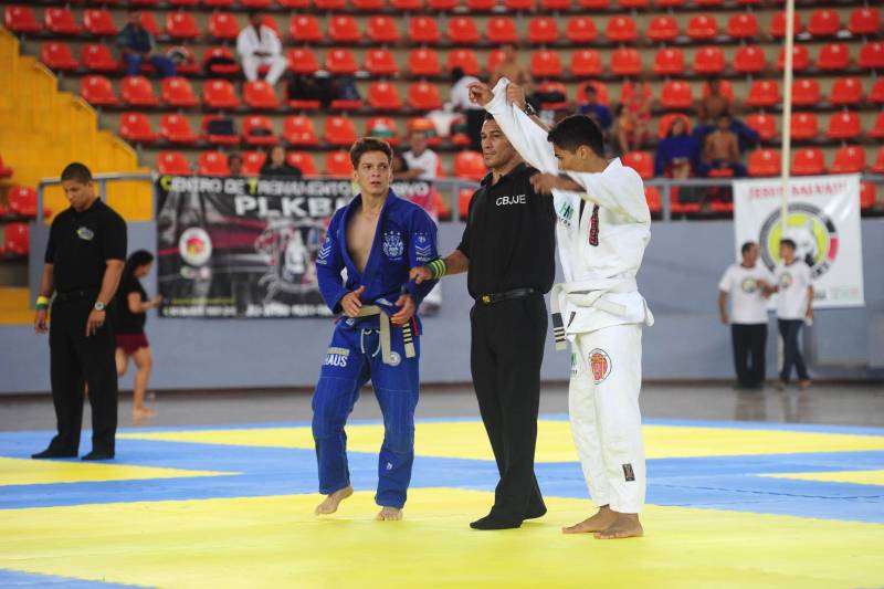 Mais de mil atletas participaram do campeonato Sul-Americano de Jiu-Jitsu Esportivo, realizado neste domingo (25), no Mangueirinho. O evento é parte do calendário da Confederação Brasileira da modalidade e valeu pontos para o ranking nacional, sendo também classificatório para o Mundial de Jiu-Jitsu de 2018.
FOTO: LEANDRO SANTANA / ASCOM SEEL
DATA: 25.03.2018
BELÉM - PARÁ <div class='credito_fotos'>Foto: LEANDRO SANTANA / ASCOM SEEL | <a href='/midias/2018/originais/c7139827-30bc-498b-addb-0f028348d87e.jpg' download><i class='fa-solid fa-download'></i> Download</a></div>