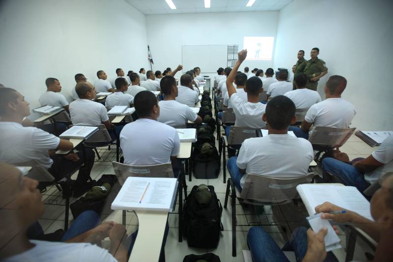 Cerca de 2.400 policiais militares que estão em processo de formação por meio dos Cursos de Formação de Praças (CFP), de Oficiais (CFO), de Habilitação de Oficiais (CHO) e de Adaptação de Oficiais (CHO). Os alunos do Curso de Formação de Praças da PMPA ingressarão no serviço externo ao final do 2º módulo da formação, previsto para abril.
FOTO: MÁCIO FERREIRA / AG. PARÁ
DATA: 15.02.2018
BELÉM - PARÁ <div class='credito_fotos'>Foto: MÁCIO FERREIRA/ AG. PARÁ | <a href='/midias/2018/originais/c71c34f3-59f0-4255-923c-5071207be206.jpg' download><i class='fa-solid fa-download'></i> Download</a></div>