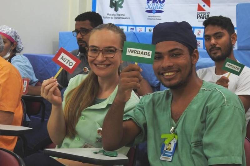 Luiz dos Santos (d) é auxiliar de higiene e limpeza no Hospital Regional Público da Transamazônica (HRPT), em Altamira, no sudoeste do Pará. Ele utiliza diariamente sua voz, ao falar com usuários, acompanhantes e colegas. Além disso, quando não está na unidade, ele também precisa muito dela, já que se apresenta e faz gravações como cantor. Por isso, Luiz foi um dos participantes da palestra sobre cuidados e bom uso da voz, promovida nesta sexta-feira (20), no auditório do HRPT. Para o funcionário do hospital, tudo o que aprendeu nesta manhã será fundamental para cantar e mesmo se comunicar melhor. “É muito importante, aprendi muitas coisas que não sabia e agora vou colocar em prática. Aquecimento vocal, alongamentos, alimentação, respiração. Vou fazer tudo para melhorar”, disse o servidor.
FOTO: ASCOM / HRPT
DATA: 20.04.2018
LOCAL: ALTAMIRA - PARÁ <div class='credito_fotos'>Foto: ASCOM HRPT | <a href='/midias/2018/originais/c725a13c-ab92-4fb9-9fff-80e3f4b383c6.jpg' download><i class='fa-solid fa-download'></i> Download</a></div>