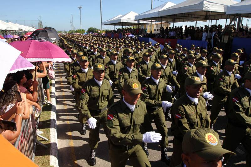 A cerimônia de formatura dos novos praças da Polícia Militar ocorreu na manhã desta segunda-feira (9), simultaneamente, em Belém e outros seis municípios paraenses: Santa Izabel, Castanhal, Barcarena, Capanema, Bragança e Tucuruí. Em Parauapebas, Marabá, Breves, Soure e Conceição do Araguaia, a formatura será celebrada na quinta-feira, dia 12. Na sexta-feira, dia 13, é a vez de Santarém, Altamira, Paragominas e Itaituba. O governador Simão Jatene presidiu a cerimônia de formatura no Portal da Amazônia, bairro da Cidade Velha, em Belém. Milhares de familiares dos formandos lotaram o espaço para entregar aos novos policiais militares seus diplomas de conclusão de curso.
FOTO: CRISTINO MARTINS / AG. PARÁ
DATA: 09.07.2018
BELÉM - PARÁ <div class='credito_fotos'>Foto: Cristino Martins/Ag. Pará | <a href='/midias/2018/originais/c7275b3b-26c6-4c56-913d-cb47701c4846.jpg' download><i class='fa-solid fa-download'></i> Download</a></div>