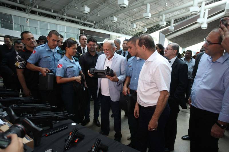Com a entrega de mais 359 veículos, somente esta semana, o Governo do Pará reforçou a atuação da área de segurança pública em todo o Estado. Todos os veículos auxiliarão no combate a criminalidade e a manutenção da segurança em todo o território paraense. Boa parte desses veículos foi destinada diretamente para as guardas municipais, numa ação integrada com as Prefeituras, por meio da Secretaria de Segurança Pública e Defesa Social (Segup) com articulação da Secretaria de Municípios Sustentáveis, que define em conjunto com os municípios, a agenda de prioridades. A última etapa da entrega ocorreu nesta quinta-feira (5), no Hangar – Centro de Convenções da Amazônia. Na foto, o governador Simão Jatene (blazer azul) participou da entrega dos equipamentos.
FOTO: ANTÔNIO SILVA / AG. PARÁ
DATA: 05.07.2018
BELÉM - PARÁ <div class='credito_fotos'>Foto: Antônio Silva/Ag. Pará | <a href='/midias/2018/originais/c72b005c-ff98-4e06-a311-0424eb685e74.jpg' download><i class='fa-solid fa-download'></i> Download</a></div>