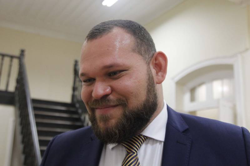 Mais do que acreditar na mudança, o que faz a diferença é proporcionar a oportunidade de mudar. Este é um dos objetivos do governo do Estado ao beneficiar egressos do Sistema Penitenciário do Estado do Pará com a carta de microcrédito do Programa Credcidadão. O recurso permite o início de um negócio próprio, garantindo não só uma renda familiar, mas principalmente a melhoria da qualidade de vida. Na manhã desta sexta-feira (8), na Escola de Administração Penitenciária, o Núcleo de Gerenciamento do Programa Credcidadão beneficiou 17 novos empreendedores com a entrega de R$ 50.400,00 em microcrédito. Dos beneficiados, quatro são renovações de contratos. Desde 2015, o Credcidadão já entregou R$ 148.900,00 para 50 microempreendedores. Na foto, Michel Durans, titular da Superintendência do Sistema Penitenciário do Pará (Susipe).
FOTO: AKIRA ONUMA / AG. PARÁ
DATA: 08.06.2018
BELÉM - PARÁ <div class='credito_fotos'>Foto: Akira Onuma / Ascom Susipe | <a href='/midias/2018/originais/c73742db-83d3-4566-9d7b-c3ab29220e79.jpg' download><i class='fa-solid fa-download'></i> Download</a></div>