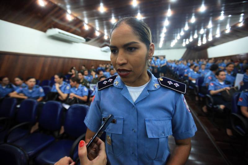 Cerca de 350 policiais femininas iniciaram, na manhã desta sexta-feira (23), no auditório da Universidade da Amazônia, o I Encontro de Mulheres Policiais. O evento faz parte das comemorações pelos 200 anos da Polícia Militar do Pará, celebrado em 2018. A proposta do encontro é proporcionar trocas de experiências profissionais e pessoais entre o efetivo feminino da Polícia Militar do Pará, levantando discussões de temas relacionados às questões do gênero. A ideia do encontro surgiu depois que a PMPA abriu um espaço no site da corporação, para que os internautas enviassem sugestões de eventos que pudessem marcar os 200 anos da instituição no Estado. Na foto, a tenente Rosa Rodrigues, com nove anos na corporação.
FOTO: THIAGO GOMES / AG. PARÁ
DATA: 23.03.2018
BELÉM - PARÁ <div class='credito_fotos'>Foto: Thiago Gomes /Ag. Pará | <a href='/midias/2018/originais/c73a3de9-b2aa-4f98-b5fd-90d8f0e8d799.jpg' download><i class='fa-solid fa-download'></i> Download</a></div>