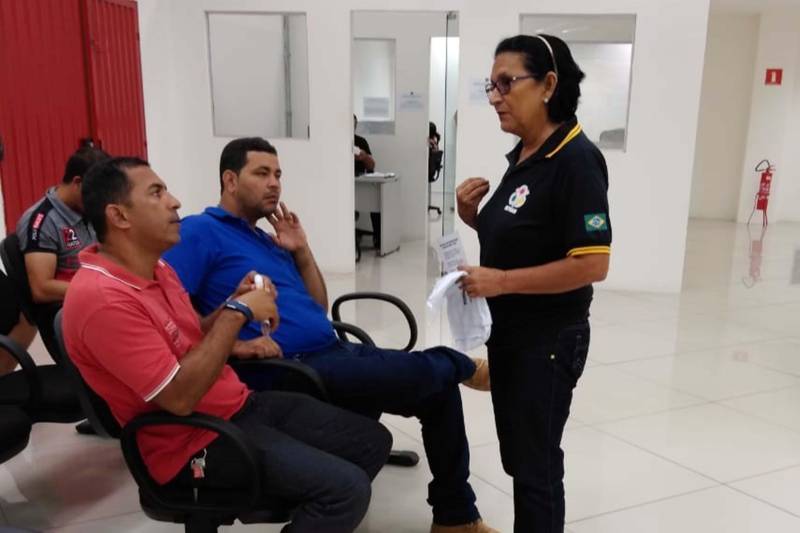 Mais de 75 condutores dos chamados “táxi lotação” e 32 mototaxistas que rodam em Marabá, sudeste do Pará, participaram das atividades desempenhadas pela Coordenadoria de Educação do Departamento de Trânsito do Estado do Pará (Detran), finalizadas no último final de semana. O trabalho abrangeu, também, escolas públicas e um shopping da cidade durante programação denominada de “Natal Encantando”.

FOTO: ASCOM DETRAN
DATA: 17.12.2018
MARABÁ - PARÁ <div class='credito_fotos'>Foto: ASCOM DETRAN   |   <a href='/midias/2018/originais/c73a450e-ed0d-4c1f-b632-8d70587daf87.jpg' download><i class='fa-solid fa-download'></i> Download</a></div>