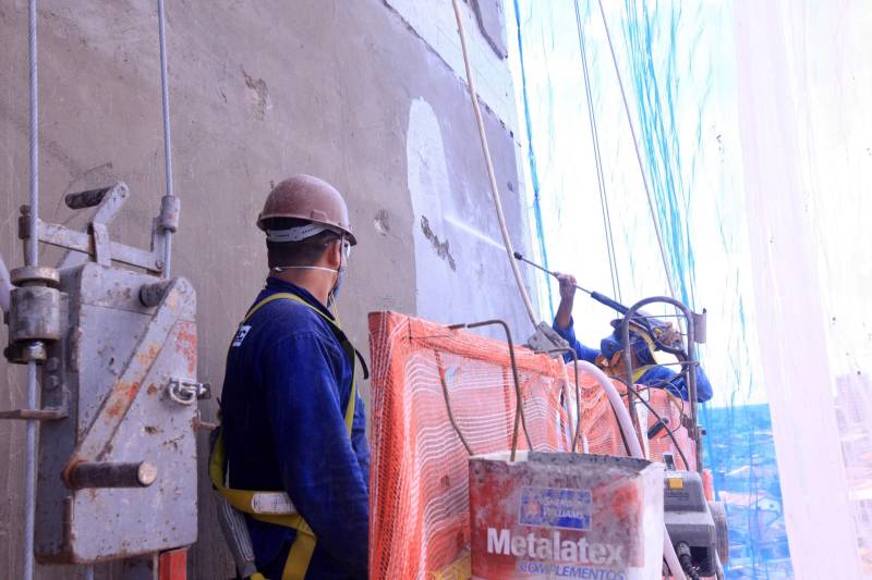 Construção do novo hospital Doutor Abelardo Santos, empreendimento do Governo do Estado sob a coordenação da Secretaria de Estado de Desenvolvimento Urbano e Obras Públicas (Sedop). A obra avançou e está com 70% de serviços executados, sendo que 500 homens trabalham distribuídos em turnos de segunda a sábado, de 7h às 22 horas.
FOTO: RODOLFO OLIVEIRA / AG. PARÁ
DATA: 11.04.2018
BELÉM - PARÁ <div class='credito_fotos'>Foto: Rodolfo Oliveira/Ag. Pará | <a href='/midias/2018/originais/c73af142-4c13-4bd1-ae65-33de55e6704a.jpg' download><i class='fa-solid fa-download'></i> Download</a></div>