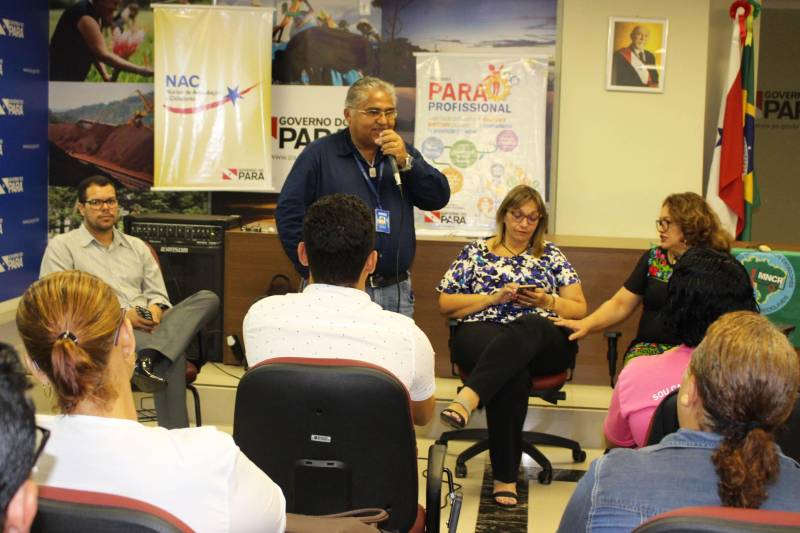 Alunos do curso de “Técnicas de gestão de resíduos sólidos” e de “Boas práticas higiênico sanitárias dos alimentos” foram certificados pelo Programa Pará Profissional. Ao todo, 32 concluintes estiveram presentes na cerimônia, que ocorreu no auditório da Casa Civil, na quinta-feira (28). O Programa Pará Profissional é um dos instrumentos utilizados no combate à desigualdade inter-regional no Estado, por meio da qualificação profissional da mão de obra local. Coordenado pela Secretaria de Estado de Ciência, Tecnologia e Educação Profissional e Tecnológica (Sectet), o programa é amparado pela Lei 8.427, de 16 de novembro de 2016. As ofertas de cursos são feitas de acordo com as demandas vindas dos setores produtivos de cada região do estado, mediante oficinas, reuniões e solicitações diretas das prefeituras. Na foto, o representante do Senai, José Carlos (c).
FOTO: ERIKA TORRES / ASCOM NAC
DATA: 01.03.2018
BELÉM - PARÁ <div class='credito_fotos'>Foto: ERIKA TORRES / ASCOM NAC | <a href='/midias/2018/originais/c7481cdf-12f2-49f5-a847-52f8c1d84e41.jpg' download><i class='fa-solid fa-download'></i> Download</a></div>
