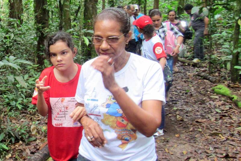Dá pra ver no rosto deles, na expressão facial, nas gargalhadas, que estão gostando muito do passeio”, assegurou Rejane Lima, professora da Escola Estadual Astério de Campos, instituição especializada no atendimento a pessoas com deficiências múltiplas, como surdocegueira. Alunos da escola participaram nesta terça-feira (19) da primeira trilha sensorial realizada no Parque Estadual do Utinga, em Belém.
FOTO: ASCOM IDEFLOR-BIO
DATA: 19.06.2018
BELÉM - PARÁ <div class='credito_fotos'>Foto: Ascom Ideflor-Bio | <a href='/midias/2018/originais/c749a350-7b1b-4749-adfa-b6376f9feffd.jpg' download><i class='fa-solid fa-download'></i> Download</a></div>