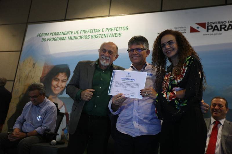 O primeiro dia do Fórum Permanente de Prefeitas e Prefeitos dos Municípios Sustentáveis contou com a participação de 85 prefeitos , 17 vices e 21 secretários municipais dos 141 municípios manifestaram interesse em adotar as diretrizes do programa. Para o governador Simão Jatene (foto), esta grande participação simboliza a união de agentes públicos que colocaram os interesses coletivos acima dos interesses individuais para construir um estado melhor para todos. Com o tema “Gestão Compartilhada”, o evento traz as experiências e os desdobramentos das agendas governamentais que foram planejadas em parceria com as gestões municipais. Através da Secretaria Extraordinária de Municípios Sustentáveis (Semsu) Governo do Pará, por meio da Semsu, investe na capacitação dos municípios para a promoção de uma gestão fiscal eficiente. Para Izabela Jatene, este primeiro dia serviu para sinalizar o quanto os gestores estão preocupados com o equilíbrio da questão fiscal dos municípios e em desenvolver uma governança compartilhada para desenvolver seus municípios.
FOTO: ANTÔNIO SILVA / AG. PARÁ
DATA: 07.02.2018
BELÉM - PARÁ <div class='credito_fotos'>Foto: Antônio Silva/Ag. Pará | <a href='/midias/2018/originais/c74b2a24-f7b7-4a17-bea9-f2e0690bea06.jpg' download><i class='fa-solid fa-download'></i> Download</a></div>