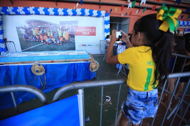 Nesta sexta-feira, uma programação (foto) alegre e diferenciada marcou as comemorações pelos 14 anos do Pro Paz no Pará, iniciativa que surgiu em 2004 como um programa do Governo do Estado, convertida mais tarde em política pública por força de decreto, até se consolidar, em 2015, na Fundação Pro Paz, que tem a missão de racionalizar e ordenar recursos e ações para transformar a vida de milhares de paraenses em situação de vulnerabilidade social. A existência do Pro Paz fez do Pará vanguarda na Federação, por ser o único estado que possui, há mais de dez anos, um protocolo padrão para atendimento a crianças e adolescentes vítimas de violência que é modelo para o Brasil, referendado pela ONG Childhood Brasil e reconhecido pela ONU. O modelo referência do trabalho do Pro Paz foi que levou o Pará a ganhar da Organização das Nações Unidas (ONU), em 2015, o reconhecimento por manter uma das onze melhores práticas das Américas para a integração de sistemas de segurança pública com políticas sociais.
FOTO: MÁCIO FERREIRA / AG. PARÁ
DATA: 29.06.2018
BELÉM - PARÁ <div class='credito_fotos'>Foto: MÁCIO FERREIRA/ AG. PARÁ | <a href='/midias/2018/originais/c75dfd88-a4cf-4db0-a616-f8f976ee5ab2.jpg' download><i class='fa-solid fa-download'></i> Download</a></div>