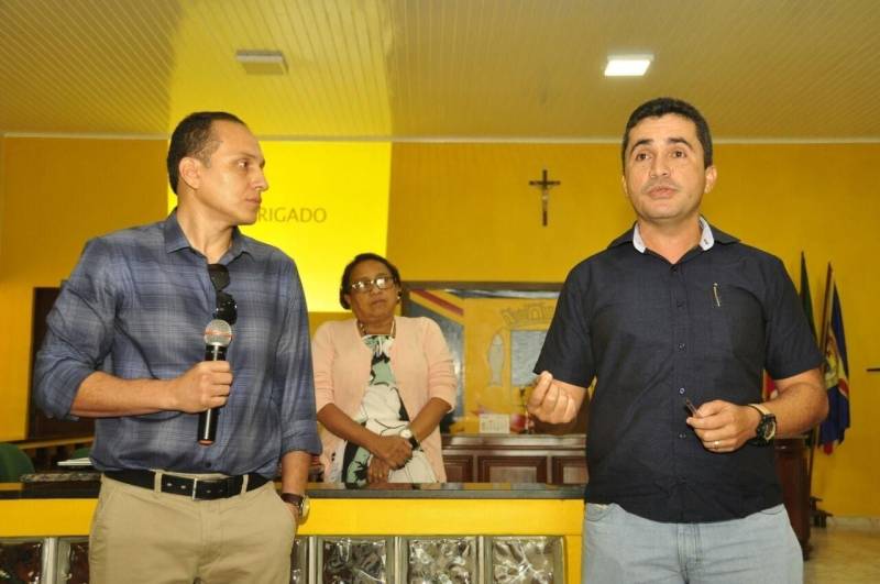 A Secretaria de Estado de Saúde Pública (Sespa) realizou, nesta quinta (12) e sexta-feira (13), na Câmara Municipal de Salinópolis, a I Reunião Avaliativa dos Hospitais Regionais sob Gestão do Estado, tendo como tema principal a contratualização de hospitais no âmbito do Sistema Único de Saúde (SUS) em consonância com a Política Nacional de Atenção Hospitalar (PNHOS). Na foto, o assessor da DDRA, Moysés Mascarenhas (e), e o vice-diretor do Hospital Regional de Tucuruí, Júnior Souto
FOTO: JOSÉ PANTOJA / ASCOM SESPA
DATA: 13.04.2018
SALINÓPOLIS - PARÁ <div class='credito_fotos'>Foto: José Pantoja / Ascom Sespa | <a href='/midias/2018/originais/c75ea566-3f35-4611-abe4-30e7a56ce209.jpg' download><i class='fa-solid fa-download'></i> Download</a></div>