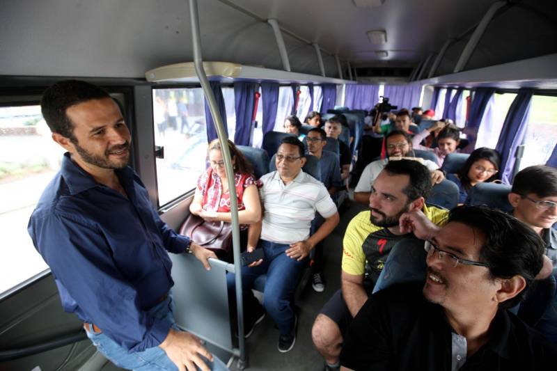 Jornalistas, influenciadores digitais e membros da sociedade civil organizada participaram, nesta quinta-feira (15), da visita guiada ao Parque Estadual do Utinga (Peut) que será inaugurado na sexta-feira (16), às 16h30. Os convidados foram recebidos pelo secretário estadual de Cultura, o arquiteto Paulo Chaves; pelo presidente do Ideflor-bio, Thiago Novaes; pelo gerente do Peut, Julio Meyer (camisa azul); pelo secretário de comunicação, Daniel Nardin e pelo representante da diretoria da Unidade de Conservação do Parque, Wendel Andrade. O evento começou às 9h com a apresentação das melhorias feitas no espaço durante as obras, dos serviços que funcionarão no local e de algumas normas de utilização desse novo equipamento.
FOTO: SIDNEY OLIVEIRA / AG. PARÁ
DATA: 15.03.2018
BELÉM - PARÁ <div class='credito_fotos'>Foto: Sidney Oliveira/Ag. Pará | <a href='/midias/2018/originais/c760491a-b6be-4937-83c0-f58828b6e1d6.jpg' download><i class='fa-solid fa-download'></i> Download</a></div>