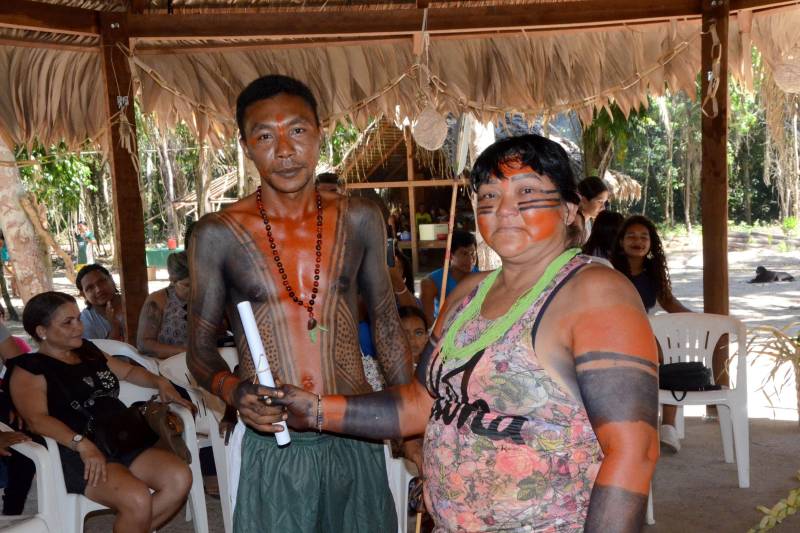 O que motiva um grupo de jovens indígenas da nação indígena Gavião, a concluir o Ensino Médio sem sair da aldeia, localizada no município Bom Jesus do Tocantins, na região sudeste do Estado? A escola construída dentro da reserva, em forma de maloca, com toda natureza ao redor, foi determinante para manter o foco dos alunos do Mundiar nos estudos. Mas a professora, algumas vezes, preferiu levar a aula para o meio da plantação ou para a beira do rio. Uma atitude pedagógica com elevado significado. A estratégia de relacionar o conteúdo da proposta na Matriz Curricular à realidade da aldeia Akrãkikatêjê, durante as aulas, foi montada pela cacique Kátia Tonkyre, para cumprir a promessa feita em 2016, quando a turma foi formada, de que todos os estudantes matriculados iriam se empenhar ao máximo para concluir o Ensino Médio, por meio da metodologia do Projeto Mundiar (foto), implantado pela Secretaria de Estado de Educação (Seduc). O Mundiar visa corrigir a distorção escolar idade/ano e reduzir a repetência e a evasão de alunos.
FOTO: FERNANDO NOBRE / ASCOM SEDUC
DATA: 15.06.2018
BOM JESUS DO TOCANTINS - PARÁ <div class='credito_fotos'>Foto: FERNANDO NOBRE/ASCOM SEDUC | <a href='/midias/2018/originais/c766d675-1e91-40ef-975e-2a72ff62adae.jpg' download><i class='fa-solid fa-download'></i> Download</a></div>