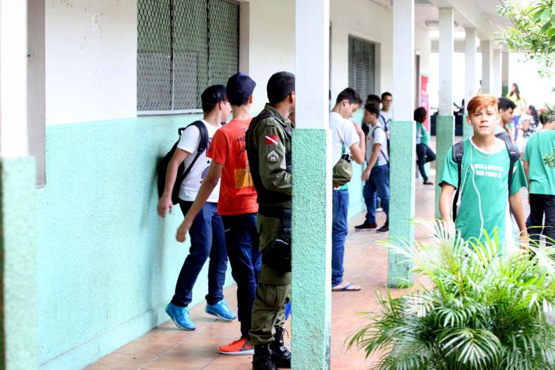 Trinta e oito agentes de segurança pública do Estado participam, no Instituto de Ensino de Segurança Pública do Pará (Iesp), de um curso de especialização da Companhia Independente de Policiamento Escolar (Cipoe). A capacitação começou no dia 26 de fevereiro e vai até 23 de março, com aulas de segunda a sexta, nos turnos da manhã e tarde. Os agentes de segurança estão sendo treinados para atuar na segurança junto às comunidades escolares do Estado. Este é o segundo curso que acontece para a qualificação do policiamento escolar do Comando de Policiamento Especializado, através da Companhia Independente de Policiamento Escolar (Cipoe). O primeiro foi em 2017, e qualificou 40 policiais. Na foto, policiamento na escola estadual Dom Pedro II.
FOTO: SIDNEY OLIVEIRA / AG. PARÁ
DATA: 13.03.2018
BELÉM - PARÁ <div class='credito_fotos'>Foto: Sidney Oliveira/Ag. Pará | <a href='/midias/2018/originais/c7681f22-d18c-4328-bfde-982a94826eec.jpg' download><i class='fa-solid fa-download'></i> Download</a></div>