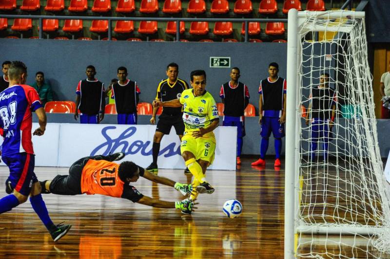 Na noite desta segunda-feira (19), o Mangueirinho recebeu pela primeira vez um jogo da Liga Nacional de Futsal (LNF). O confronto foi entre os paraenses do Shouse e a equipe do São José Futsal, que se enfrentaram pela fase de classificação do campeonato. A partida terminou com o placar marcando 7 a 1 para o time paulista.
FOTO: LEANDRO SANTANA / ASCOM SEEL
DATA: 19.03.2018
BELÉM - PARÁ <div class='credito_fotos'>Foto: LEANDRO SANTANA / ASCOM SEEL | <a href='/midias/2018/originais/c769e142-969e-4681-84aa-55d557dfbba9.jpg' download><i class='fa-solid fa-download'></i> Download</a></div>