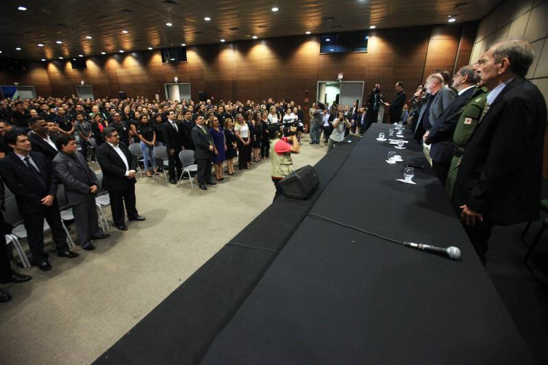 O Governo do Pará segue firme na política de prevenção e redução da criminalidade em todo o estado, com investimentos e o reforço de novos agentes que atuarão na segurança pública. Na tarde desta quinta-feira (22), os 474 aprovados em concurso público tomaram posse e receberam os equipamentos de trabalho. A cerimônia ocorreu no Hangar Convenções e Feiras da Amazônia, em Belém, e contou com a presença do governador Simão Jatene, entre outras autoridades.

FOTO: RODOLFO OLIVEIRA / AG. PARÁ
DATA: 22.03.2018
BELÉM - PARÁ <div class='credito_fotos'>Foto: Rodolfo Oliveira/Ag. Pará   |   <a href='/midias/2018/originais/c76ba15b-e65e-484b-81d9-c92e66fe8e6d.jpg' download><i class='fa-solid fa-download'></i> Download</a></div>