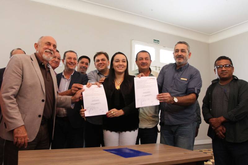 Um dos municípios mais importantes da região nordeste do Pará, Irituia vai ganhar um hospital à altura dessa importância. Um convênio assinado nesta quinta-feira, 05, nesta quinta-feira, 05, e o governo do estado e a Prefeitura Municipal vai garantir a reforma e ampliação do Hospital Municipal de Irituia, referência para várias cidades da região. Articulado pelo Programa Municípios Sustentáveis, o convênio foi assinado no Palácio dos Despachos pelo governador Simão Jatene e a prefeita de Irituia, Carmelina Costa. O presidente da Assembleia Legislativa do Estado, deputado Márcio Miranda e o secretário estadual de Saúde, Victor Mateus, participaram da cerimônia. Ao lado deles, médicos, vereadores, lideranças comunitárias e usuários do hospital de Irituia lotaram um dos auditórios do palácio.
FOTO: CRISTINO MARTINS / AG. PARÁ
DATA: 05.04.2018
BELÉM - PARÁ <div class='credito_fotos'>Foto: Cristino Martins/Ag. Pará | <a href='/midias/2018/originais/c77704ef-4e28-4f4a-bc5c-ab8d51ff7a39.jpg' download><i class='fa-solid fa-download'></i> Download</a></div>