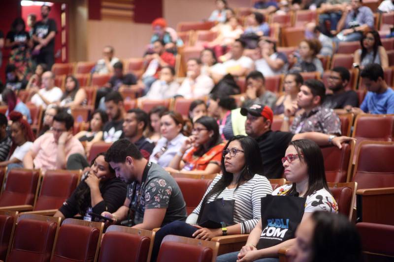 Todas as pessoas que deixaram o teatro onde acontece o Publicom Belém 2018 saíram animadas com o primeiro dia de evento, que encerrou às 20h desta segunda-feira (11). Ter a oportunidade de conhecer mais sobre temas atuais, conhecer de perto profissionais de sucesso da área de comunicação e trocar experiências com estudantes e outros profissionais da área foram os benefícios mais citados por quem participou do evento, que já acontece desde 2013.
FOTO: THIAGO GOMES / AG. PARÁ
DATA: 11.06.2018
BELÉM - PARÁ <div class='credito_fotos'>Foto: Thiago Gomes /Ag. Pará | <a href='/midias/2018/originais/c77d1dce-cef2-4d90-900f-d165a8394392.jpg' download><i class='fa-solid fa-download'></i> Download</a></div>