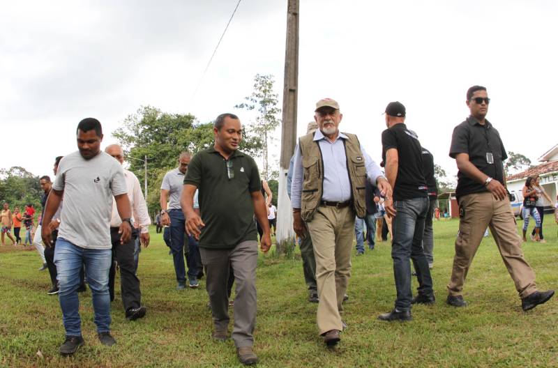 Cento e dezoito famílias da comunidade quilombola do Caeté, no município de Abaetetuba, no nordeste do Estado, foram beneficiadas com um título coletivo de terra. Com o documento, o Governo do Estado, por meio do Instituto de Terras do Pará (Iterpa), reconhece o direito de uma população que há décadas ocupa e trabalha na área. A cerimônia de entrega ocorreu na manhã deste sábado (24), no Centro Comunitário, e contou com a participação do governador Simão Jatene. A área titulada corresponde a cerca de 1.400 hectares. Agora, devidamente respaldadas, as famílias poderão ter acesso a empréstimos, políticas públicas, entre outros benefícios que possibilitam o desenvolvimento da sua produção e a continuidade de suas tradições. “Com o documento de terra a comunidade passa a ter segurança jurídica e acesso a créditos, financiamentos e outros benefícios que antes não lhes era permitido. Além disso, agora eles poderão produzir com mais segurança, mantendo a terra entre as futuras gerações”, afirmou o governador Simão Jatene.
FOTO: CRISTINO MARTINS / AG. PARÁ
DATA: 24.03.2018
ABAETETUBA - PARÁ
<div class='credito_fotos'>Foto: Cristino Martins/Ag. Pará | <a href='/midias/2018/originais/c792a70f-a947-48ef-b44d-a1e803bd6c7c.jpg' download><i class='fa-solid fa-download'></i> Download</a></div>