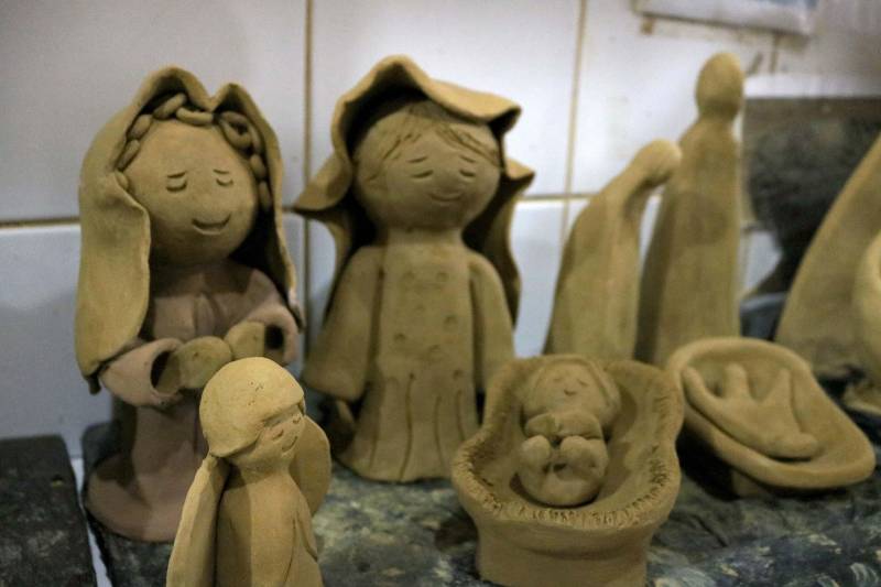 A técnica em massoterapia Edineulza Carvalho, 59 anos, descobriu um novo ofício durante as oficinas de arte que participou no núcleo Curro Velho da Fundação Cultural do Pará (FCP). Ela já fez 18 cursos no local, o mais recente voltado para a produção de presépios em cerâmica. Edineulza produziu dois presépios rústicos (foto) que emana a simbologia do nascimento de Cristo. “Participar das oficinas é uma terapia. A argila também é um material natural que ajuda em todos os sentidos na medicina natural. Hoje produzo minhas bijuterias em cerâmica e ganho um dinheiro extra”, comenta.

FOTO: DIOGO VIANNA / ASCOM FCP
DATA: 03.12.2018
BELÉM - PARÁ <div class='credito_fotos'>Foto: Diogo Vianna/ Ascom FCP   |   <a href='/midias/2018/originais/c794f02f-7a4f-437b-b4c2-6af46925d767.jpg' download><i class='fa-solid fa-download'></i> Download</a></div>
