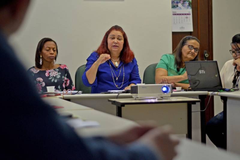 Uma reunião do Conselho Estadual de Desenvolvimento Rural Sustentável aprovou a instalação da Câmara Técnica de Crédito Fundiário (CTCF) que vai assessorar o CEDRS-PA na implantação da nova política de financiamento de produtores rurais no Pará. A CTCF terá suporte técnico, administrativo e operacional da Secretaria de Estado de Desenvolvimento Agropecuário e da Pesca (Sedap), onde foi realizada a reunião nesta quarta-feira, 31. A CTCF vai propor estudos para implantação do Programa Nacional de Crédito Fundiário no Pará e analisar as propostas de financiamento, no que se refere à viabilidade técnica, ambiental, econômica e social dos projetos. Será coordenada pela Unidade Técnica Estadual do PNCF, que é comandada pela engenheira agrônoma da Sedap, Cleide Amorim (blusa azul).
FOTO: ASCOM / SEDAP
DATA: 31.10.2018
BELÉM - PARÁ <div class='credito_fotos'>Foto: Ascom Sedap | <a href='/midias/2018/originais/c79525eb-c1ce-4866-836b-ca8c6ec9e374.jpg' download><i class='fa-solid fa-download'></i> Download</a></div>