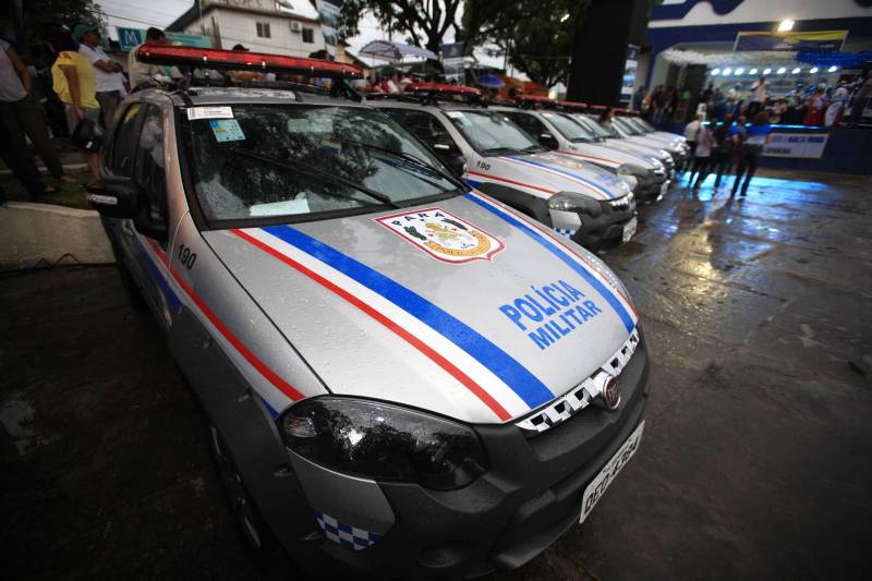 O Governo do Pará garante mais investimentos em segurança, infraestrutura e regularização fundiária ao município de Capanema, no nordeste paraense. Na noite desta segunda-feira (4) foram entregues novas viaturas para a Polícia Militar (foto) e assinados convênios e ordens de serviço para novas obras na cidade.

FOTO: MÁCIO FERREIRA / AG. PARÁ
DATA: 04.06.2018
CAPANEMA - PARÁ <div class='credito_fotos'>Foto: MÁCIO FERREIRA/ AG. PARÁ   |   <a href='/midias/2018/originais/c797d9e9-5f44-493a-9105-5f7f96361df6.jpg' download><i class='fa-solid fa-download'></i> Download</a></div>