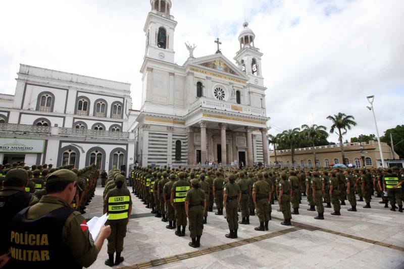 Cerca de 2 mil alunos do curso de formação de praças da Polícia Militar cumprem neste sábado (12) uma etapa importante da preparação: eles saem pela primeira vez às ruas, no estágio supervisionado, para vivenciar situações reais da carreira e, ao mesmo tempo, reforçar o policiamento ostensivo. Em Belém, cerca de 500 homens e mulheres se concentraram na Praça Santuário, em frente à Basílica de Nazaré, e saíram, em seguida, para diversos pontos da capital. A ação faz parte do pacote de medidas de combate à criminalidade e reforço da segurança pública anunciado pelo Governo do Estado.
FOTO: SIDNEY OLIVEIRA / AG. PARÁ
DATA: 12.05.2018
BELÉM - PARÁ <div class='credito_fotos'>Foto: Sidney Oliveira/Ag. Pará | <a href='/midias/2018/originais/c79a4c51-fa83-452d-83c3-a178632864ed.jpg' download><i class='fa-solid fa-download'></i> Download</a></div>