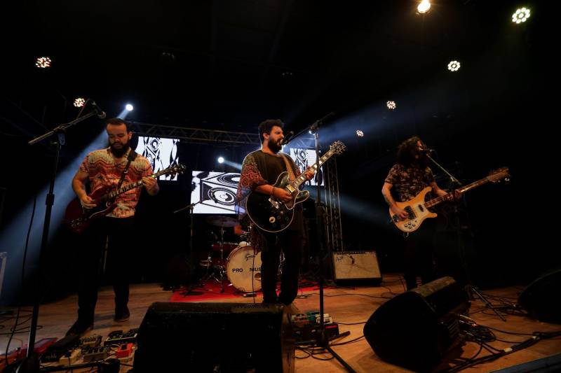 A TV Cultura do Pará exibe o show da Mostra Protótipo nesta quinta-feira (5), às 19h, com reprise no domingo (8), às 21h. O musical foi gravado no dia 21 do mês passado no Teatro Universitário Cláudio Barradas, em Belém, com a apresentação dos artistas selecionados: Orquestra Pau e Cordista de Carimbó, Azul Dossel, A Troca, DK, Inesita, Tula Tânia, Caruana, Gael Conhece o Mar (foto), Pelé do Manifesto e Everton MC, e Toni Link. "Acredito que a Cultura fez um trabalho incrível quando selecionou esses 10 artistas e revelou novos talentos ao público paraense. Mas é importante ressaltar que não descobrimos só estes 10. Nós temos 131 trabalhos de qualidade que podem perfeitamente estourar no cenário da música paraense. Prova disso é que vamos aproveitar todas as músicas da mostra e divulgá-las na Rádio Cultura", destacou o diretor da Rádio Cultura FM, Beto Fares.
FOTO: CAMILA LIMA / PORTAL CULTURA
DATA: 21.06.2018
BELÉM - PARÁ <div class='credito_fotos'>Foto: CAMILA LIMA / PORTAL CULTURA | <a href='/midias/2018/originais/c7a04cc5-afc7-4395-aca2-531d1ab1891f.jpg' download><i class='fa-solid fa-download'></i> Download</a></div>