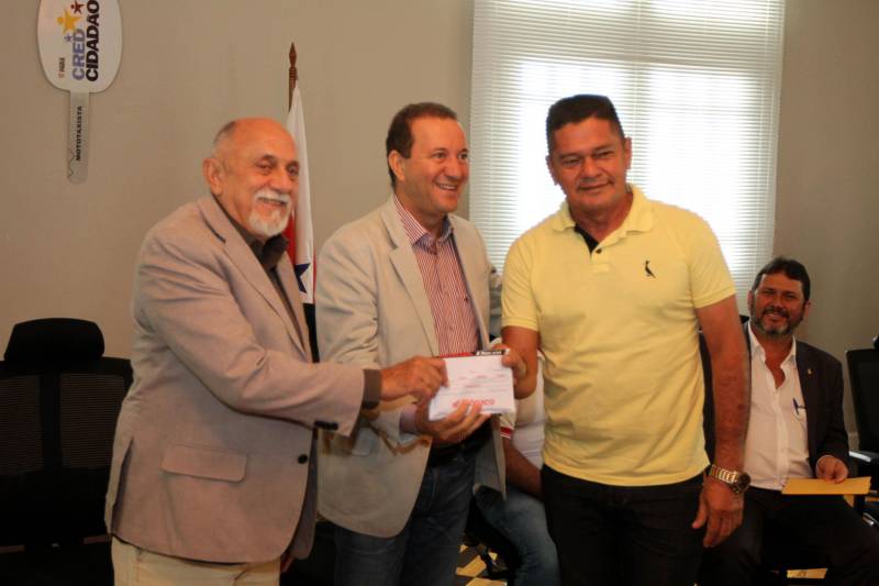O Governo do Estado entregou, nesta segunda-feira, 12, no Palácio do Governo, 75 motocicletas a mototaxistas de Belém, Castanhal, Ananindeua e Igarapé-Açu. As motos foram adquiridas pelos mototaxistas por meio do Credcidadão, programa que incentiva a geração de trabalho e renda entre os microempreendedores com necessidades financeiras. O governador Simão Jatene fez a entrega das chaves das motos, acompanhado do prefeito de Belém, Zenaldo Coutinho; do presidente da Assembleia Legislativa do Estado do Pará (Alepa), Márcio Miranda; dos deputados Eliel Faustino e Coronel Neil; do secretário de Desenvolvimento Econômico, Indústria, Comércio e Mineração, Hildegardo Nunes; do diretor-geral do Credcidadão, Jorge Rezende e de representantes de sindicatos e associações de mototaxistas, entre eles o presidente do Sindicato dos Mototaxistas do Pará, José Ribamar Soares, o Alemão.
FOTO: CRISTINO MARTINS / AG. PARÁ
DATA: 12.11.2018
BELÉM - PARÁ <div class='credito_fotos'>Foto: Cristino Martins/Ag. Pará | <a href='/midias/2018/originais/c7a13f0c-7670-430a-b507-ae8a541fd8e5.jpg' download><i class='fa-solid fa-download'></i> Download</a></div>