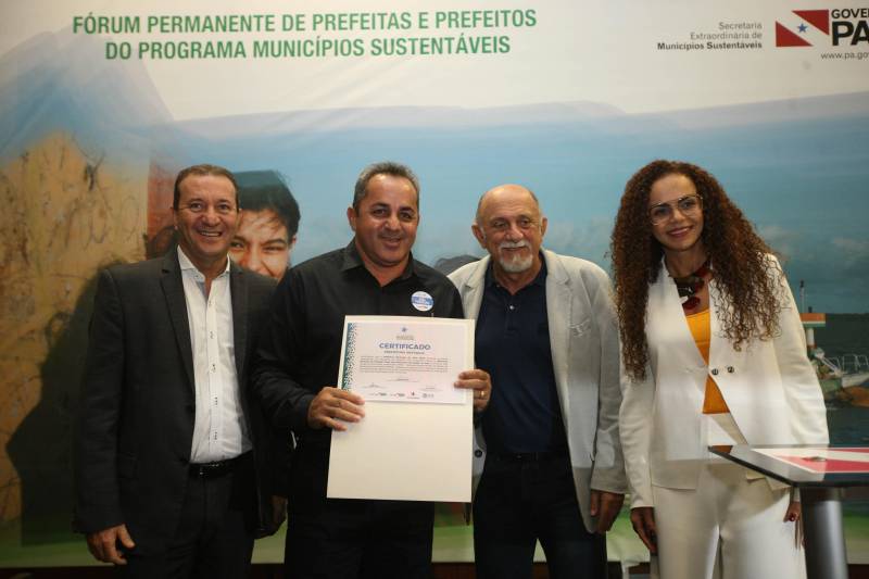 Prefeitos de 21 municípios assinaram, nesta quinta-feira (8), convênios e receberam do Governo do Estado mais de R$ 50 milhões em recursos para obras e serviços. A assinatura dos convênios marcou o encerramento da terceira reunião do Fórum Permanente de Prefeitas e Prefeitos dos Municípios Sustentáveis, no Hangar Convenções e Feiras da Amazônia, em Belém. O governador Simão Jatene recebeu os gestores durante a assinatura dos convênios. O presidente da Assembleia Legislativa do Estado, deputado Márcio Miranda; a secretária de Municípios Sustentáveis, Izabela Jatene; a secretária de Educação, Ana Cláudia Hage; e os deputados federais Nilson Pinto e Hélio Leite também participaram da cerimônia. Na foto, o Prefeito de Terra Santa - Odair Albuquerque.
FOTO: SIDNEY OLIVEIRA / AG PARÁ
DATA: 08.02.2018
BELÉM - PARÁ <div class='credito_fotos'>Foto: Sidney Oliveira/Ag. Pará | <a href='/midias/2018/originais/c7a497b9-cf3a-46ed-933f-7d2dedde951b.jpg' download><i class='fa-solid fa-download'></i> Download</a></div>