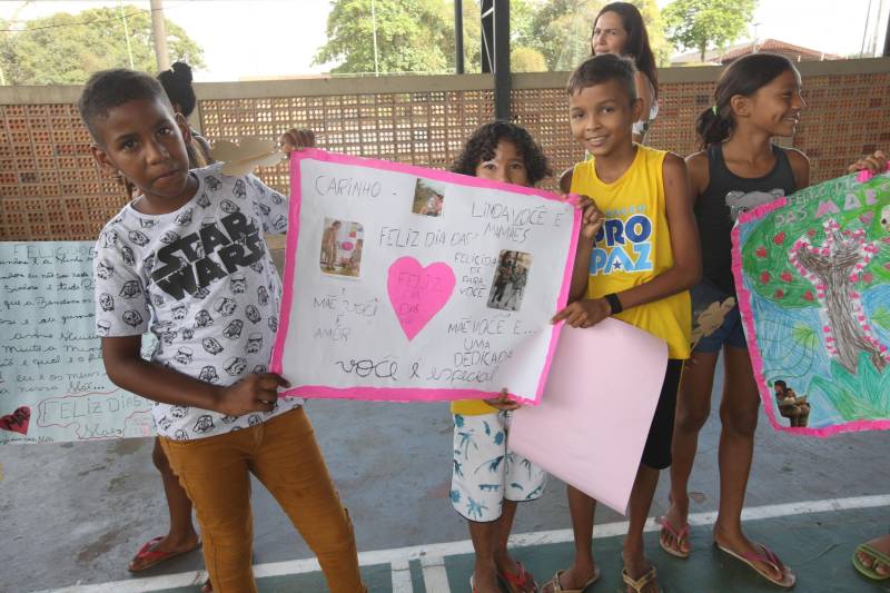 À tarde, os polos do Pro Paz nos Bairros, do Instituto de Ensino de Segurança do Pará (Iesp) e da Universidade Federal do Pará (UFPA) promoveram palestras para as crianças e seus familiares, dentro da programação alusiva ao “Dia da família no polo”, na qual famílias e alunos se reúnem para confraternizar, debater o tema e participar das apresentações de dança. "Hoje realizamos uma roda de conversa sobre abuso e exploração sexual contra crianças e adolescentes. Tanto para os pais, para que fiquem atentos aos sinais e reforcem a atenção, pois grande parte da violência ocorre dentro de casa, quanto para empoderar essas crianças, para que elas saibam diferenciar o contato com os adultos. Se ocorrer, que elas possam denunciar, que elas percebam que têm voz e apoio de profissionais que, constantemente, estão na luta da defesa dos seus direitos", disse a assistente social Joyce Cardoso, responsável pela palestra no Polo UFPA.
FOTO: CARLOS SODRÉ / AG. PARÁ
DATA: 18.05.2018
BELÉM - PARÁ <div class='credito_fotos'>Foto: Agência Pará | <a href='/midias/2018/originais/c7a8fd7d-97cc-468d-bf2f-d6a6188e7bad.jpg' download><i class='fa-solid fa-download'></i> Download</a></div>