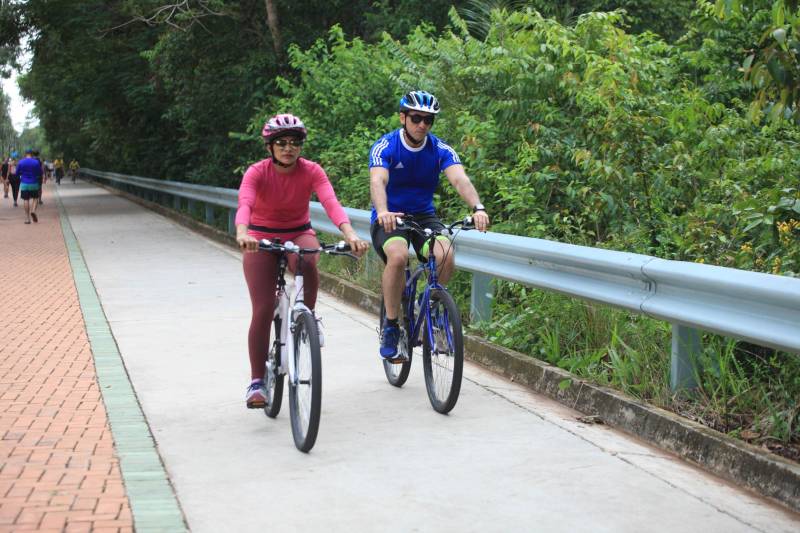 Neste primeiro feriado após a reabertura do Parque ao público, no último dia 16, o movimento no Peut foi grande, principalmente entre famílias e esportistas. Gente de todas as idades aproveitou a estrutura, segurança e tranquilidade do local para praticar seu esporte favorito. Bicicletas, patins e skate disputavam espaço em meio aos quatro quilômetros de percurso da pista principal.
FOTO: CARLOS SODRÉ / AG. PARÁ
DATA: 30.03.2018
BELÉM - PARÁ <div class='credito_fotos'>Foto: CARLOS SODRÉ / AG. PARÁ | <a href='/midias/2018/originais/c7a996af-9e3e-4233-baa9-28711a806f3f.jpg' download><i class='fa-solid fa-download'></i> Download</a></div>