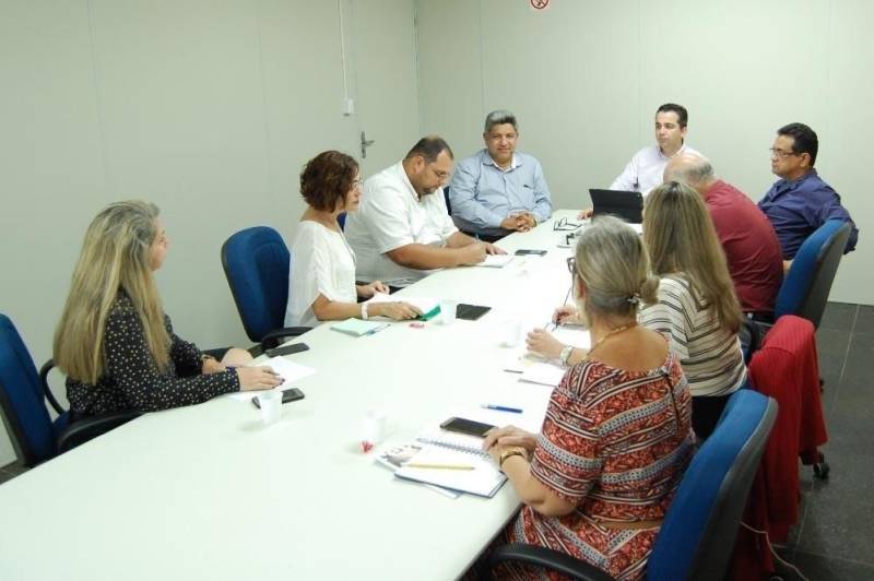 Os preparativos para a 11ª edição do Salão do Livro da Região do Baixo Amazonas já iniciaram. Uma reunião (foto) entre o Governo do Pará, através da Secretaria de Estado de Cultura (Semc) e Prefeitura de Santarém foi realizada na quarta feira (4), no Centro de Governo do Baixo Amazonas, para começar a definir detalhes em relação a estrutura e a programação que serão apresentadas ao público. Marcado para iniciar no dia 7 de setembro, o Salão, realizado há 10 anos em Santarém, é uma extensão da Feira Pan-Amazônica do Livro, que este ano chegou a sua 22ª edição, promovida pelo Governo do Pará. A decisão de realizar o Salão em Santarém, mesmo com as limitações orçamentárias dos municípios - em função da crise econômica pela qual passa o país -, ocorreu após reunião entre gestores da Secult e do Centro Regional de Governo do Baixo Amazonas.
FOTO: SAMUEL ALVARENGA / ASCOM CRGBA
DATA: 04.07.2018
SANTARÉM - PARÁ <div class='credito_fotos'>Foto: SAMUEL ALVARENGA / ASCOM CRGBA | <a href='/midias/2018/originais/c7bd09aa-c57a-46b0-bfb4-9aee75828b4b.jpg' download><i class='fa-solid fa-download'></i> Download</a></div>