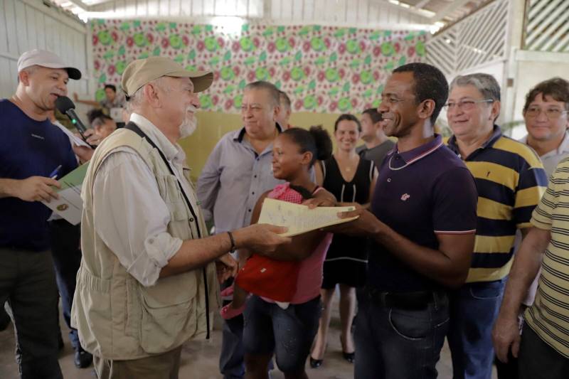 O título coletivo ratifica que 225 mil hectares de terra pertencem às 145 famílias remanescentes de quilombos que vivem em Cachoeira Porteira. A titulação ocorreu pela desafetação de parte das florestas estaduais (flotas) de Trombetas e Faro, aprovada pela Assembleia Legislativa do Pará e decretada pelo governador Simão Jatene. Na foto, o presidente da Associação de Moradores da Comunidade Remanescente de Quilombo de Cachoeira Porteira, Ivanildo Carmo de Souza (d).
FOTO: MÁRCIO NAGANO / SECOM
DATA: 03.03.2018
ORIXIMINÁ - PARÁ <div class='credito_fotos'>Foto: MÁRCIO NAGANO / SECOM | <a href='/midias/2018/originais/c7cc4112-25ae-479f-843e-c8ef4961e21a.jpg' download><i class='fa-solid fa-download'></i> Download</a></div>