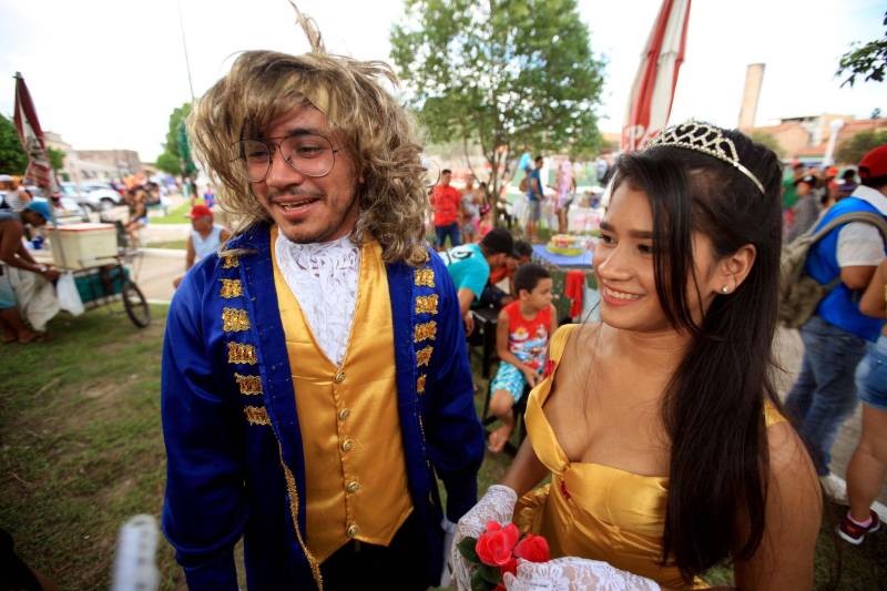 Foliões fantasiados de personagens do cinema, de desenhos animados e videogames, da Grécia antiga e de personalidades do esporte desembarcaram na “Pérola do Caeté” na segunda-feira (12) para participar do “Urubu Cheiroso”, o maior bloco de Carnaval do município de Bragança, no nordeste do Pará. Desde o início da tarde, milhares de pessoas chegavam à Praça da Aldeia para a concentração do bloco, que este ano comemora 25 anos de existência, arrastando a cada ano um número maior de foliões. O cenário da festa é Bragança, município de 124 mil habitantes, que tem na Marujada, festa religiosa realizada em dezembro, uma de suas principais representações culturais. Mas em fevereiro a tradição secular da Marujada cede espaço para o Carnaval, a maior festa popular do Brasil. Na foto, Derlan ao lado da namorada, a sua “Bela” na folia.
FOTO: MÁCIO FERREIRA / AG PARÁ
DATA: 13.02.2018
BRAGANÇA - PARÁ <div class='credito_fotos'>Foto: MÁCIO FERREIRA/ AG. PARÁ | <a href='/midias/2018/originais/c7d3c0bd-65d0-49b7-adc5-4f188ad8a940.jpg' download><i class='fa-solid fa-download'></i> Download</a></div>