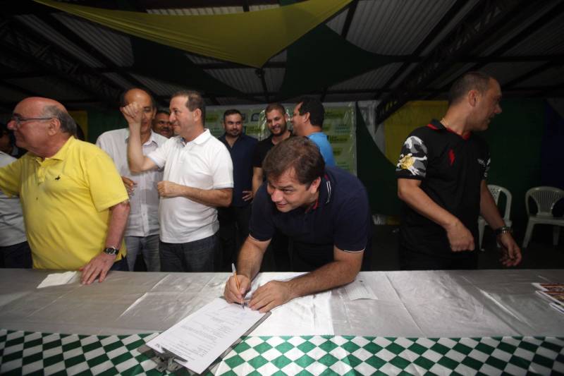 O município de São Francisco do Pará recebeu, neste sábado (30), uma ordem de serviço para o asfaltamento de 5 quilômetros de suas ruas, um investimento de quase R$ 2 milhões. A ação é uma realização do Governo do Estado, por meio da Secretaria de Estado de Desenvolvimento Urbano e Obras Públicas (Sedop), e tem a parceria da Assembleia Legislativa do Estado (Alepa) e da prefeitura do município beneficiado. O evento de entrega ocorreu de 18h às 20h, no Centro de Referência e Assistência Social (Cras) da cidade. A iniciativa faz parte de uma ação maior, já realizada em Viseu, Augusto Corrêa, Tracuateua, Bonito, Floresta do Araguaia, Curionópolis, São João da Ponta, Curuçá, Terra Alta, Sapucaia, Redenção, Capanema, Bragança, São Domingos do Capim e outros municípios. Nos 14 municípios citados, foram destinados mais de R$ 42 milhões para a pavimentação asfáltica em cerca de 95 quilômetros. Na foto, o deputado estadual Milton Campos.
FOTO: SIDNEY OLIVEIRA / AG. PARÁ
DATA: 30.06.2018
SÃO FRANCISCO - PARÁ <div class='credito_fotos'>Foto: Sidney Oliveira/Ag. Pará | <a href='/midias/2018/originais/c7de3140-7e7b-4407-aead-e594b11bdd8d.jpg' download><i class='fa-solid fa-download'></i> Download</a></div>