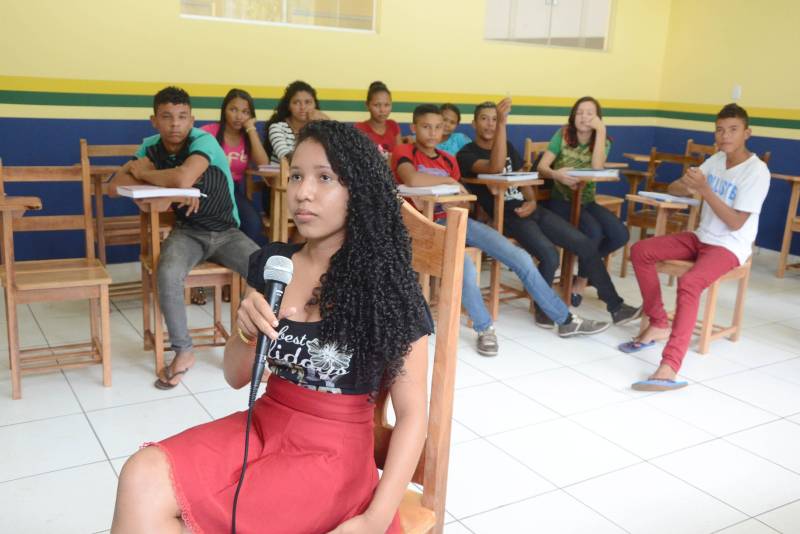 Estudantes da vila Enche Concha, no município de Cachoeira do Piriá, a 250 km de Belém, assistiram pela primeira vez, na última quarta-feira (14), à aula do Sistema Educacional Interativo (SEI), que a Secretaria de Estado de Educação (Seduc) está implantando para ampliar o ensino médio em localidades de difícil acesso no interior.
FOTO: RAI PONTES / ASCOM SEDUC
DATA: 14.03.2018
CACHOEIRA DO PIRIÁ - PARÁ <div class='credito_fotos'>Foto: Rai Pontes/Ascom Seduc | <a href='/midias/2018/originais/c7e36fec-4c3f-4112-95a1-71537b25495c.jpg' download><i class='fa-solid fa-download'></i> Download</a></div>