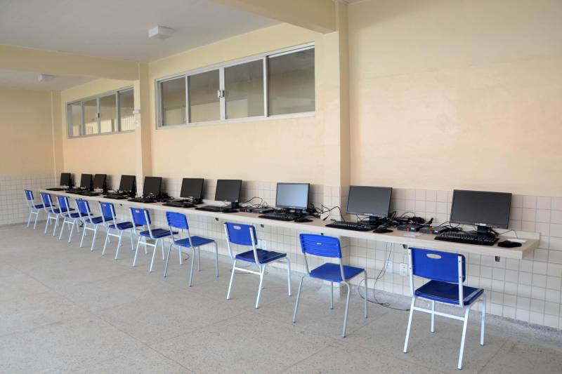 Mais de 600 estudantes contam com um espaço moderno e totalmente revitalizado, com a entrega da Escola de Ensino Médio Salomão Matos (foto), em Salvaterra, no Arquipélago do Marajó. A unidade passou por obras de reforma e ampliação e recebeu, nesta terça-feira (4), a visita da secretária estadual de Educação, Ana Claudia Serruya Hage. “A entrega desta escola é um avanço muito grande, principalmente no termo de infraestrutura. Estamos deixando uma planilha com 142 escolas para próxima gestão entregar em 2019”, destacou a titular da Seduc.

FOTO: FERNANDO NOBRE / ASCOM SEDUC
DATA: 04.12.2018
SALVATERRA - PARÁ <div class='credito_fotos'>Foto: FERNANDO NOBRE/ASCOM SEDUC   |   <a href='/midias/2018/originais/c7e7313f-9add-4f13-9473-ccc734a7232d.jpg' download><i class='fa-solid fa-download'></i> Download</a></div>