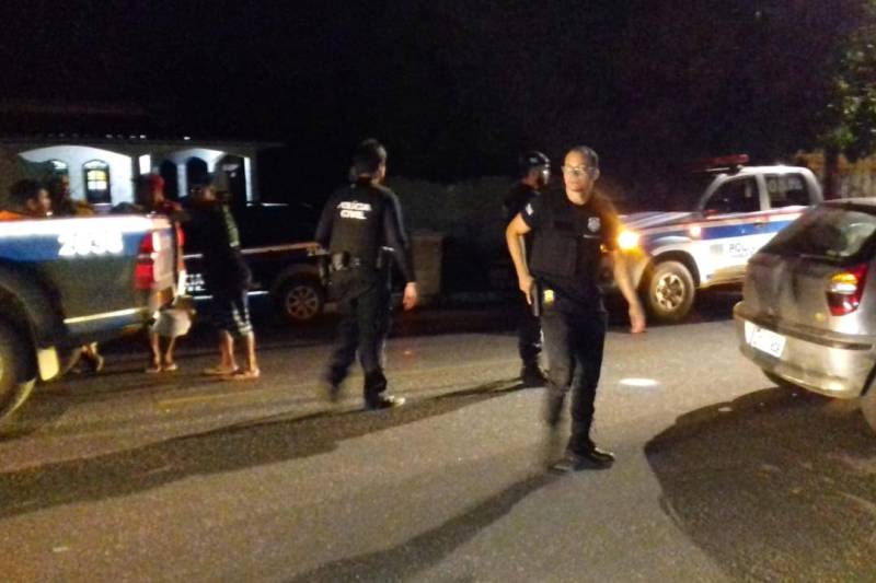 As Polícias Civil e Militar realizaram uma operação, tipo "Patrulhão", entre a noite de sábado (28) e a madrugada deste domingo, 29, em Barcarena, nordeste paraense, para combate ao crime na sede do município e em suas regiões distritais. Durante a ação policial, foi preso por ordem judicial Wesley Castro de Aquino, apontado em inquérito policial como um dos maiores assaltantes em atuação no município.
FOTO: ASCOM POLÍCIA CIVIL
DATA: 29.04.2018
BARCARENA - PARÁ <div class='credito_fotos'>Foto: Ascom Polícia Civil | <a href='/midias/2018/originais/c7ea7138-6015-495e-9147-a8ebc80feb25.jpg' download><i class='fa-solid fa-download'></i> Download</a></div>