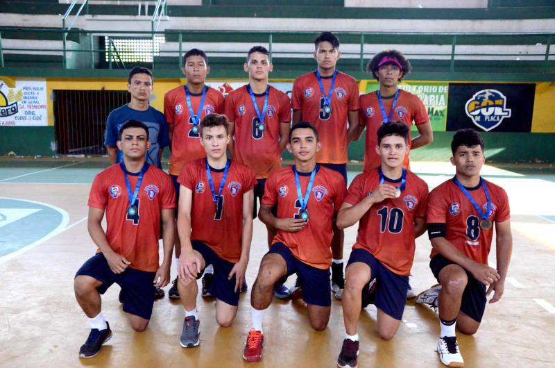 A Regional Mocajuba dos Jogos Estudantis Paraenses (JEPs), que ocorreu de 16 a 20 deste mês reunindo municípios do Baixo Tocantins, foi encerrada com festa no final de semana, pelos atletas que garantiram vagas na Etapa Estadual da competição, marcada para o período de 19 a 22 de junho, na Arena Guilherme Paraense, em Belém, com as finais transmitidas ao vivo pela TV Cultura do Pará. Na foto, modalidade Voleibol Masculino/Categoria B - Município de Abaetetuba/Escola Estadual S. Francisco Xavier
FOTO: ELISEU DIAS / ASCOM SEDUC
DATA: 20.05.2018
MOCAJUBA - PARÁ <div class='credito_fotos'>Foto: Eliseu Dias / Ascom Seduc | <a href='/midias/2018/originais/c7f08b74-4da5-4265-9c1f-aac4cdca0a58.jpg' download><i class='fa-solid fa-download'></i> Download</a></div>