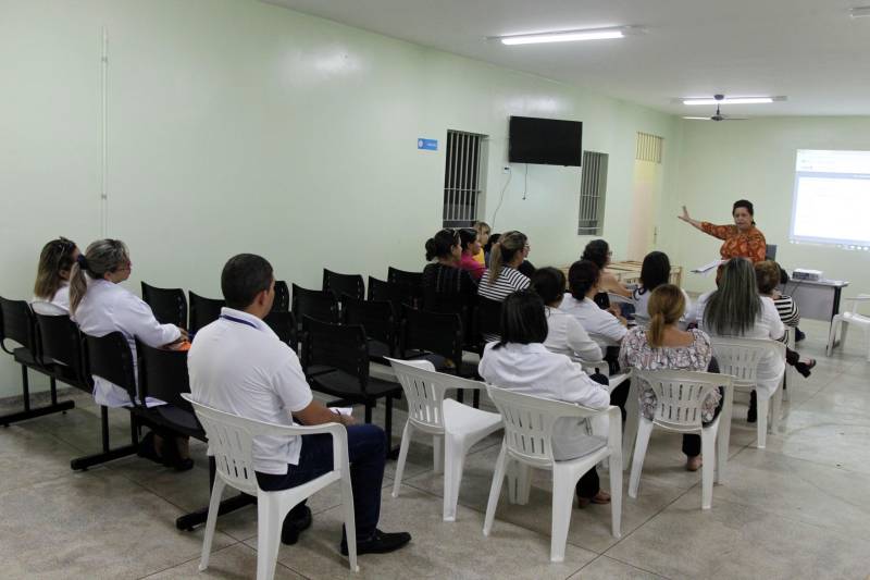 A Diretoria de Assistência Biopsicossocial da Superintendência do Sistema Penitenciário do Estado (Susipe) promoveu, nesta semana, o treinamento do Sistema de Informação da Atenção Básica de Saúde (e-SUS) do Ministério da Saúde do Governo Federal para os servidores que atuam nas unidades básicas de Saúde da Susipe. A capacitação ocorreu na Unidade Básica de Saúde do Complexo Penitenciário de Santa Izabel que irá ser ativada até o final do mês. O sistema é um software que unifica o Prontuário Eletrônico do Cidadão e o Sistema de Coleta de Dados Simplificados visando o controle de entrada e saída das produções realizadas nas Unidades Básicas de Saúde dentro das unidades prisionais do Estado do Pará. O treinamento presencial iniciou no dia 4 de julho e encerrou nesta sexta-feira, 6. O curso reuniu 28 servidores da equipe que integra a Política Nacional de Atenção Integrada à Saúde das Pessoas Privadas de Liberdade Prisional (PNAISP) que atuam nas 4 Unidades Básicas de Saúde da Superintendência do Sistema Penitenciário do Estado.
FOTO: AKIRA ONUMA / ASCOM SUSIPE
DATA: 06.07.2018
BELÉM - PARÁ <div class='credito_fotos'>Foto: Akira Onuma / Ascom Susipe | <a href='/midias/2018/originais/c7fc8864-4618-46eb-98c5-c8c1b8d606fb.jpg' download><i class='fa-solid fa-download'></i> Download</a></div>