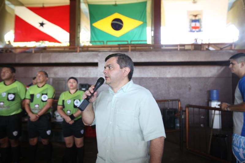 Mais de 300 policiais militares, de diversas localidades do Pará, participam neste sábado (3) e no domingo (4) da II Copa de Futsal da Casa Militar da Governadoria, em comemoração aos 101 anos de criação do órgão. Quarenta equipes participam do torneio, sendo 32 masculinas, quatro femininas, duas sub-16 e duas sub-13, as duas últimas formadas por alunos da escolinha de futsal da PM, que ensina a filhos de militares técnicas e regras da prática esportiva. O subchefe da Casa Militar, coronel Luiz Mendonça (foto), também destacou a importância do evento.
FOTO: RODOLFO OLIVEIRA / AG. PARÁ
DATA: 03.03.2018
BELÉM - PARÁ <div class='credito_fotos'>Foto: Rodolfo Oliveira/Ag. Pará | <a href='/midias/2018/originais/c8023ec3-fdca-4c33-b0ae-50c0a7fda613.jpg' download><i class='fa-solid fa-download'></i> Download</a></div>