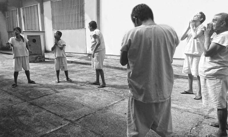 Um momento de alegria, marcado pela curiosidade da mão que busca entender as linhas da imagem. O cotidiano dos pacientes atendidos no Setor de Internação Breve (SIB), da Fundação Hospital de Clínicas Gaspar Vianna (FHCGV), está retratado na exposição de 21 fotos (foto), aberta nesta sexta-feira (18). O evento, que teve apresentação musical e bolo, marcou o Dia Nacional da Luta Antimanicomial - 18 de Maio, instituído em 1987 após manifesto público a favor da extinção dos manicômios, durante o II Congresso Nacional de Trabalhadores da Saúde Mental, realizado na cidade de Bauru, interior de São Paulo. A ação dos profissionais da saúde mental deu início ao Movimento da Reforma Psiquiátrica, com o objetivo de humanizar o atendimento oferecido aos pacientes em sofrimento mental, buscando a garantia da cidadania de usuários e familiares, historicamente discriminados e excluídos.
FOTO: ASCOM / HCGV
DATA: 18.05.2018
BELÉM - PARÁ <div class='credito_fotos'>Foto: ASCOM HCGV | <a href='/midias/2018/originais/c8088558-68c6-47a7-b7a4-237aed364d4c.jpg' download><i class='fa-solid fa-download'></i> Download</a></div>