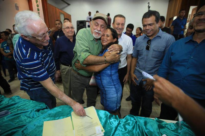 O produtor rural Nilson Corrêa da Silva, 23 anos, mora na comunidade Santo Ezequiel Moreno e produz alimentos em 700 hectares de terra na agrovila Acutipereira, no município de Portel, no arquipélago do Marajó. Mesmo morando e produzindo alimentos na comunidade, ele não possuía título de propriedade de terra. Para beneficiar produtores como Nilson, o governador Simão Jatene entregou, na manhã desta sexta-feira (23), títulos coletivos que beneficiaram mais de mil famílias. Os títulos também beneficiaram comunidades remanescentes de quilombos e povos tradicionais do município marajoara. O Pará foi o Estado que mais titulou áreas em prol dos remanescentes de quilombos no Brasil. Das 170 comunidades tituladas no país, 62 estão no Pará, sendo que destas 53 foram tituladas pelo Instituto de Terras do Pará (Iterpa).

FOTO: MÁCIO FERREIRA / AG. PARÁ
DATA: 23.03.2018
PORTEL - PARÁ <div class='credito_fotos'>Foto: MÁCIO FERREIRA/ AG. PARÁ   |   <a href='/midias/2018/originais/c816fb8b-a7ea-4b05-82c0-c6dd51d3401b.jpg' download><i class='fa-solid fa-download'></i> Download</a></div>