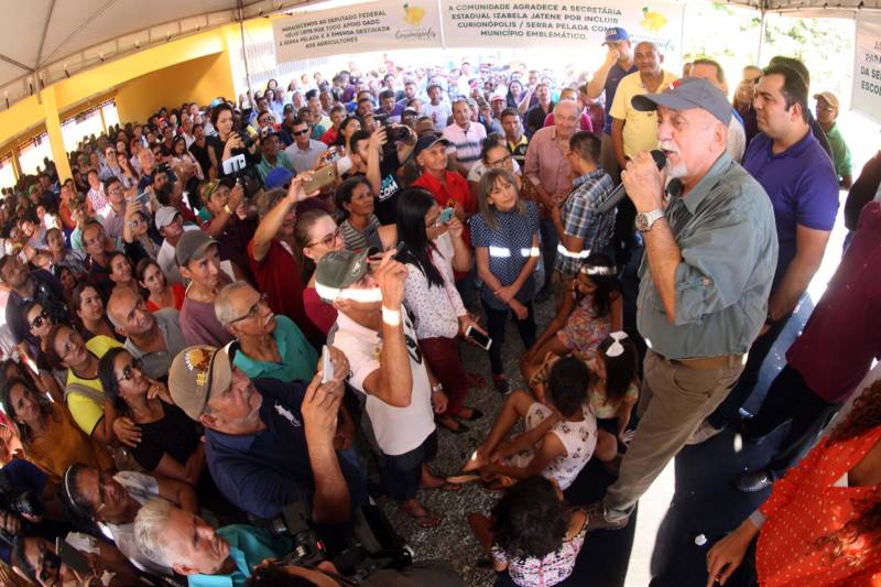 Também foram entregues nesta segunda (25) obras no distrito de Serra Pelada, em Curionópolis, sudeste do Estado. Uma das inaugurações foi a da Escola Estadual de Ensino Médio Joaquina Diamantina. A unidade de ensino teve investimento de R$ 220 mil em serviços nas redes elétrica e hidráulica, além de pintura, melhoria do forro e cobertura, assim como parte do piso, muro e calçada. Fundada em 1989, a escola foi praticamente reconstruída para atender com qualidade os 232 estudantes, nos turnos da tarde e à noite. São três salas de aula; bloco administrativo (sala da direção, sala dos professores e secretaria); uma copa cozinha, uma dispensa para armazenamento de alimentos da merenda escolar e banheiros masculino, feminino e de pessoa com deficiência (PCD). Em Curionópolis, o governador também entregou a pavimentação asfáltica de quatro quilômetros de vias urbanas, uma parceria com a Prefeitura de Curionópolis, dentro do Programa Asfalto na Cidade. Para esta obra, foram destinados R$ 1,7 milhão, que incluem serviços em terra, sub-base e base, pavimentação em CBUQ (Concreto Betuminoso Usinado a Quente) de três centímetros de espessura, meio-fio de concreto com lâmina d’água e sinalização horizontal. Curionópolis é um dos 99 municípios paraenses que assinaram com o governo o Termo de Asfalto, sendo que 33 já iniciaram as obras. Somados, os termos garantirão 529,6 km de pavimentação de vias urbanas – um investimento total de quase R$ 255 milhões do Tesouro Estadual.
FOTO: THIAGO GOMES / AG. PARÁ
DATA: 25.06.2018
CURIONÓPOLIS - PARÁ <div class='credito_fotos'>Foto: Thiago Gomes /Ag. Pará | <a href='/midias/2018/originais/c81bf182-b35f-478a-9851-bb788348d88a.jpg' download><i class='fa-solid fa-download'></i> Download</a></div>