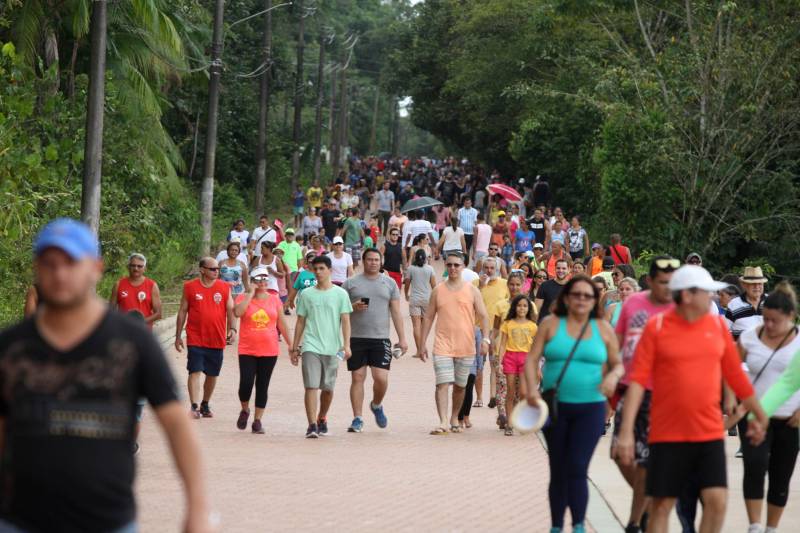 Uma reabertura feita a milhares de mãos. A fita inaugural colocada no inicio da trilha principal do Parque do Utinga foi rompida por mais de cinco mil pessoas ansiosas pelo inicio da caminhada, marcando o segundo dia da programação de reabertura do mais novo espaço paraense de lazer e interatividade com a natureza.
FOTO: SIDNEY OLIVEIRA / AG. PARÁ
DATA: 17.03.2018
BELÉM - PARÁ <div class='credito_fotos'>Foto: Sidney Oliveira/Ag. Pará | <a href='/midias/2018/originais/c81c90df-fa9a-45b6-9afe-e440b652a905.jpg' download><i class='fa-solid fa-download'></i> Download</a></div>